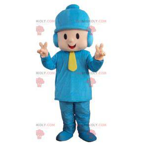 Jungenmaskottchen im blauen Outfit mit einer Kappe -