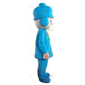 Mascotte del ragazzo in vestito blu con un berretto -