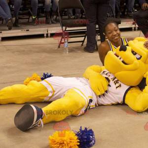 Mascotte de chien de bulldog jaune en tenue de sport -
