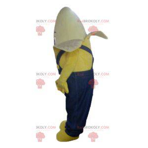Gigantyczna maskotka banana ubrana w niebieski kombinezon -