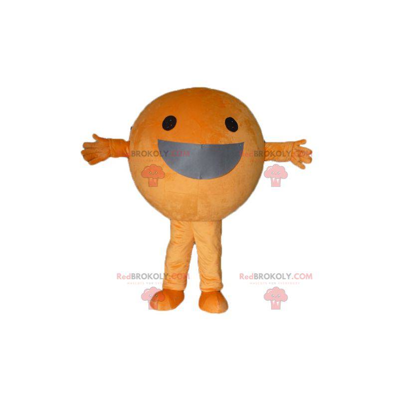 Riesiges orangefarbenes Maskottchen rundum und lächelnd -