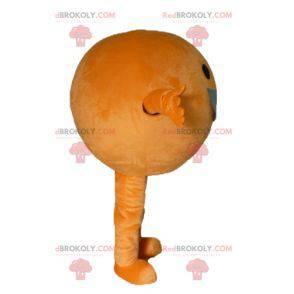 Riesiges orangefarbenes Maskottchen rundum und lächelnd -