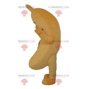 Reusachtige oranje banaan mascotte op zoek ondeugend -