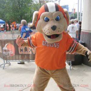 Brązowy pies maskotka z kaskiem i pomarańczową koszulką -