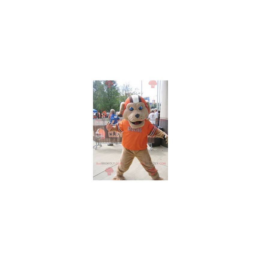 Brązowy pies maskotka z kaskiem i pomarańczową koszulką -