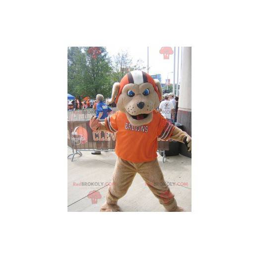 Mascota del perro marrón con un casco y una camiseta naranja -