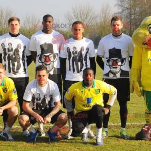 Mascota de pato pollito amarillo en ropa deportiva -