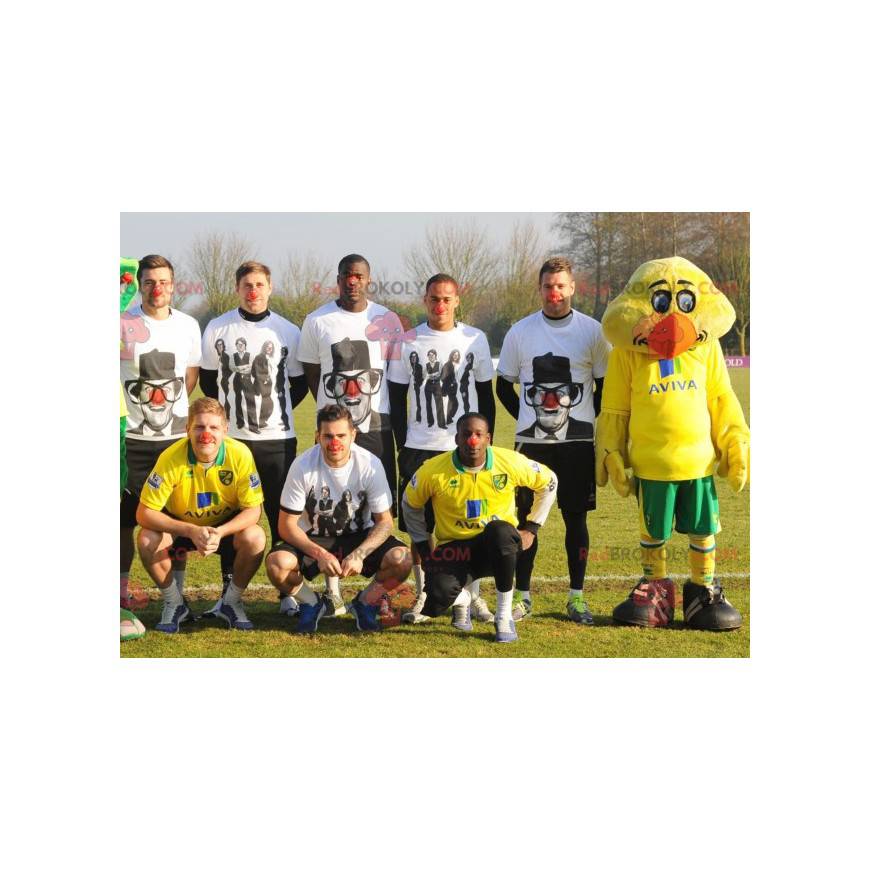 Mascotte de canard de poussin jaune en tenue de sport -