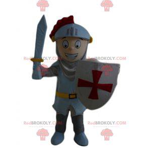 Ritterjungenmaskottchen mit einem Helm und einem Schild -