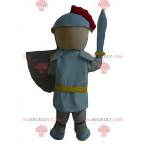 Mascotte de garçon de chevalier avec un casque et un bouclier -