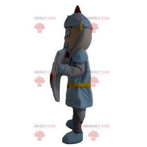 Mascotte de garçon de chevalier avec un casque et un bouclier -