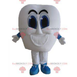 Mascota de diente blanco gigante con ojos azules -