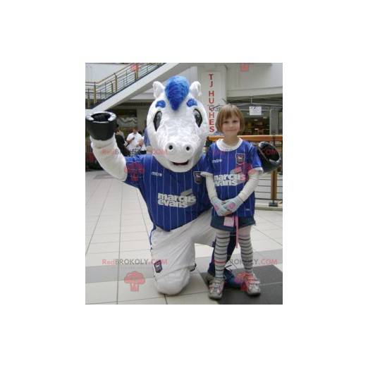 Mascote pônei branco e azul em roupas esportivas -