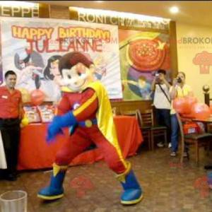 Mascota de niño superhéroe en traje rojo amarillo y azul -