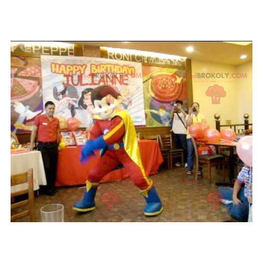 Mascota de niño superhéroe en traje rojo amarillo y azul -