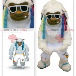 Grote witte yeti-mascotte met kleurrijke dreadlocks -