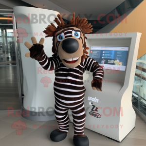 Personaje de traje de mascota de cebra marrón vestido con Rash Guard y gorras