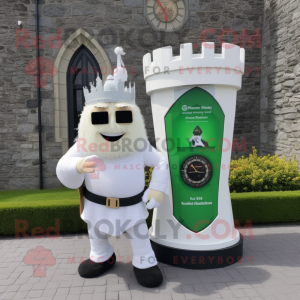 Personnage de costume de mascotte de château irlandais blanc habillé avec une robe fourreau et des montres numériques