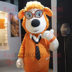 Personnage de costume de mascotte de mouton orange habillé avec un t-shirt à col en V et des cravates