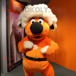 Personaje de disfraz de mascota de oveja naranja vestido con camiseta con cuello en V y corbatas