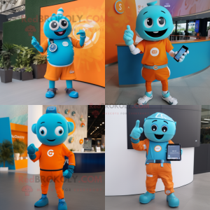 Personaggio in costume della mascotte ciano arancione vestito con maglietta e smartwatch