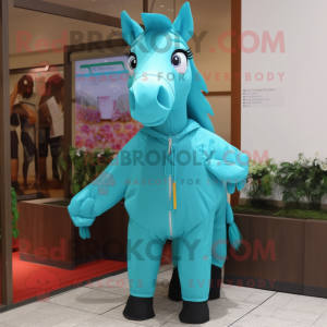 Personaje de traje de mascota de caballo turquesa vestido con impermeable y tirantes