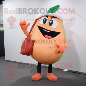 Personaggio del costume della mascotte di Peach Moussaka vestito con jeans attillati e borse a tracolla