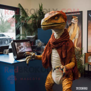 Rostfarbener Velociraptor Maskottchen Kostüm charakter bekleidet mit grafischem T-Shirt und Schalnadeln