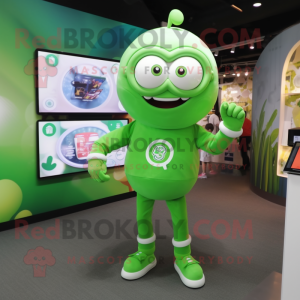 Personnage de costume de mascotte de cyclope vert habillé d'un chemisier et de montres connectées