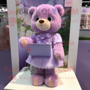 Personaje de disfraz de mascota de oso de peluche lavanda vestido con falda lápiz y carteras