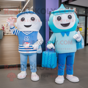 Personaggio in costume della mascotte del gelato blu vestito con Boyfriend Jeans e valigette