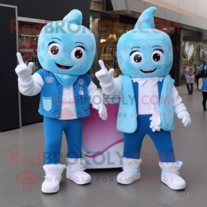 Personaje de traje de mascota de helado azul vestido con Boyfriend Jeans y Maletines