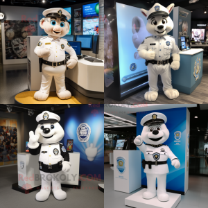 Personaje de disfraz de mascota de oficial de policía blanco vestido con camiseta y alfileres de solapa