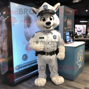 Personnage de costume de mascotte de policier blanc vêtu d'un t-shirt et d'épinglettes