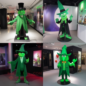 Maskottchen Kostümfigur mit grünem Hexenhut bekleidet mit Anzughosen und Haarnadeln