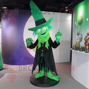 Personaje de traje de mascota de sombrero de bruja verde vestido con pantalones de traje y horquillas