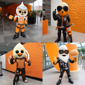 Personaje de traje de mascota de cono de helado naranja vestido con chaqueta de motociclista y anillos