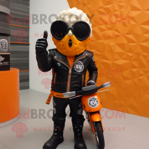Orangefarbene Eistüte Maskottchen Kostüm figur mit Biker-Jacke und Ringen