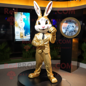 Personnage de costume de mascotte de lapin sauvage doré habillé avec un pantalon habillé et des bandeaux