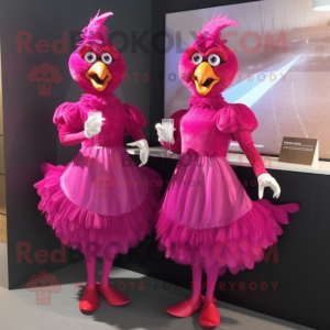 Personnage de costume de mascotte de poules magenta habillé d'une robe de cocktail et de cummerbunds