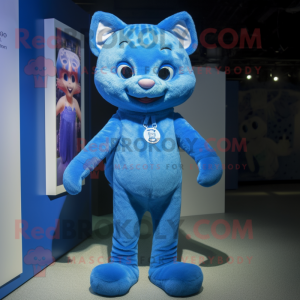 Postava maskota modré kočky oblečená v obleku Playsuit a čepicích