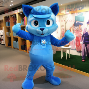 Personaje de traje de mascota de gato azul vestido con mono y gorros