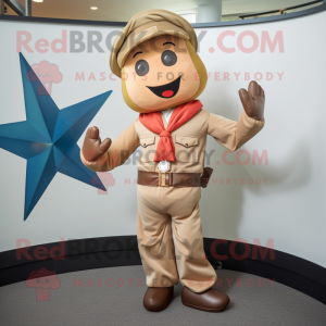 Personaje de disfraz de mascota Tan Starfish vestido con chaqueta Bomber y cinturones
