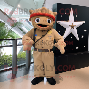 Personaje de disfraz de mascota Tan Starfish vestido con chaqueta Bomber y cinturones