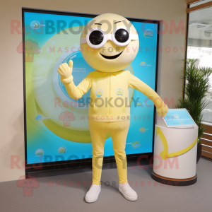 Personaje de traje de mascota de limón beige vestido con camiseta henley y relojes digitales