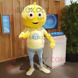 Personaje de traje de mascota de limón beige vestido con camiseta henley y relojes digitales