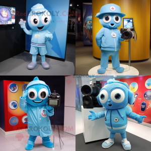 Personnage de costume de mascotte de caméra bleu ciel habillé avec coupe-vent et broches