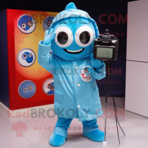 Himmelblaue Kamera Maskottchen Kostüm figur gekleidet mit Windjacke und Broschen
