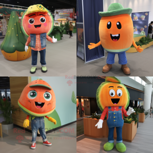 Personnage de costume de mascotte de pastèque orange habillé avec une chemise en jean et des pinces à chaussures