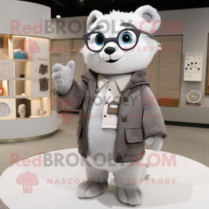 Personaggio del costume della mascotte di ermellino grigio vestito con giacca e occhiali da lettura